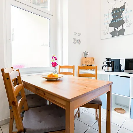 Appartement Helle Mit Balkon & Moderner Kueche - Ideal Fuer Paare Mit Kind *