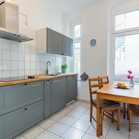 Apartment Helle Mit Balkon & Moderner Kueche - Ideal Fuer Paare Mit Kind